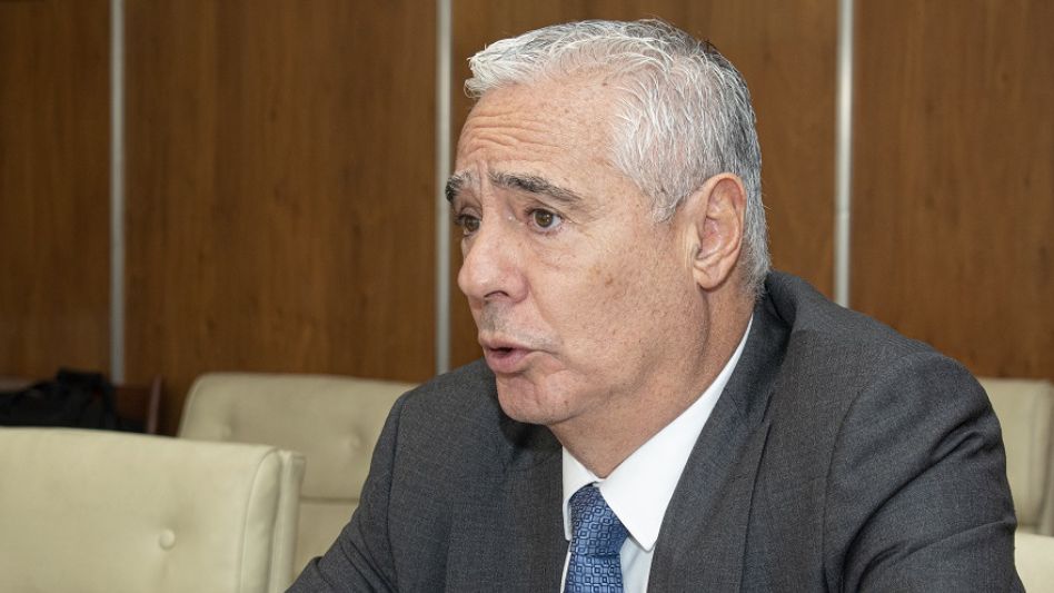 El ministro de la Corte bonaerense Sergio Torres presentó en esta ciudad un libro comentado sobre el Código Procesal Penal.  NICOLÁS MURCIA
