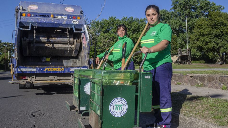 Dos de las operarias que se dedican al barrido manual, ayer durante la presentación que se hizo en el sector del Parque Municipal. FOTOS: NICO MURCIA
