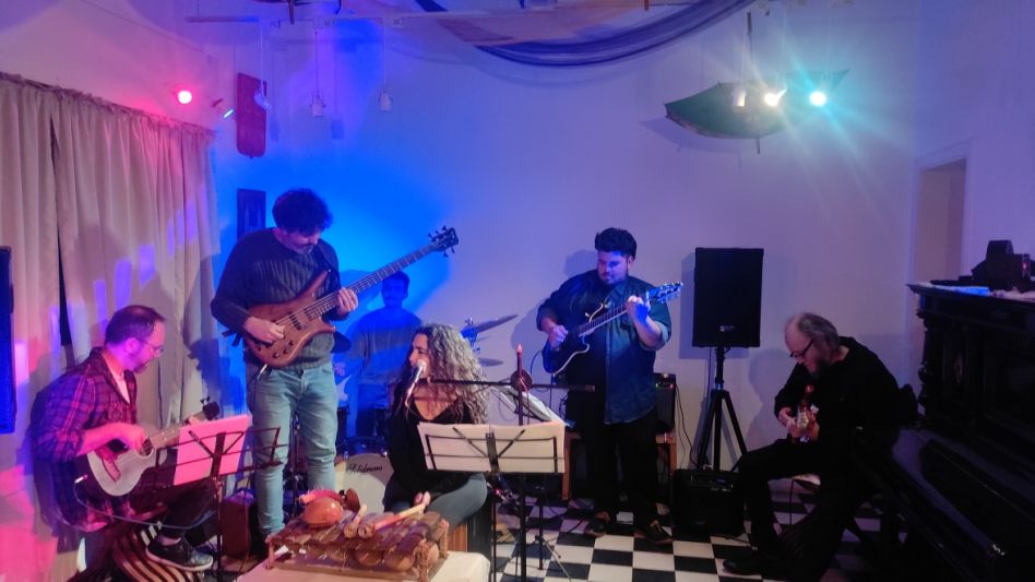 El pasado domingo Estusha estuvo en NUPA compartiendo buena música. Una fusión de diferentes culturas. Hoy estará en la Escuela Normal con Victoria Assinato. 