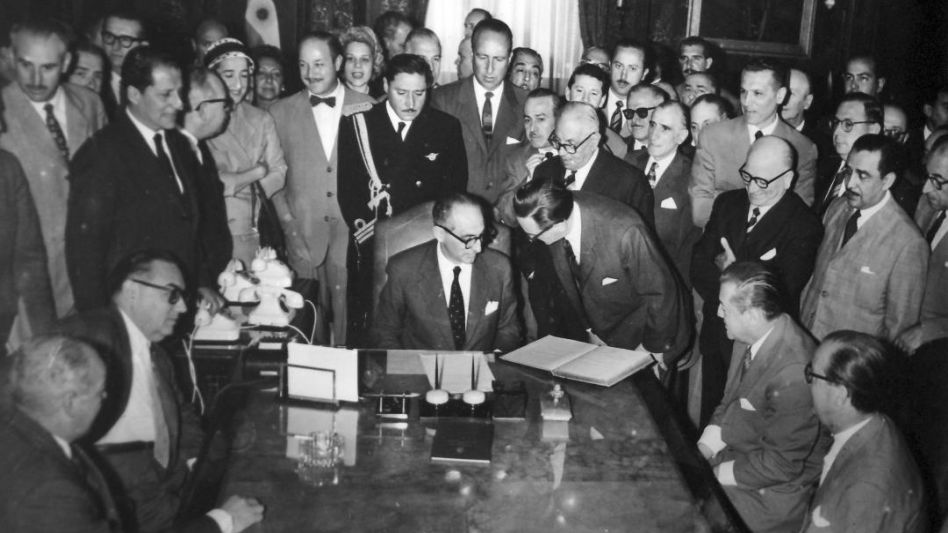 Destacado por su labor parlamentaria, Palmiro B. Bogliano (de pie, de moño y sonriente) integró las filas de la Unión Cívica Radical Intransigente, que en 1958 llevó a Arturo Frondizi (sentado al cent