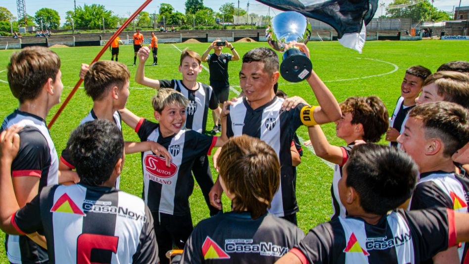 La Décima de Alumni Azuleño festejan con la copa la conquista del campeonato de la divisional. Foto: NACHO CORREA