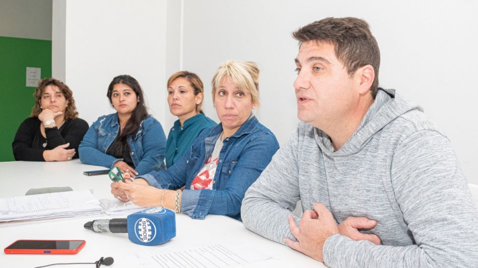 Los dirigentes de ATE Vanina Zurita y Eduardo Bercovich se refirieron -en conferencia de prensa- a la situación salarial de los empleados comunales de esta ciudad. NICOLÁS MURCIA