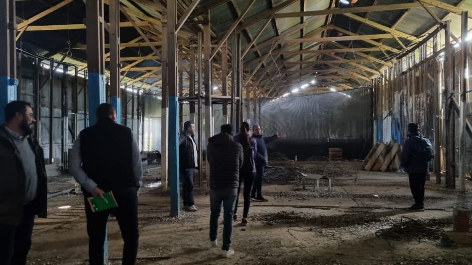El galpón por dentro. Funcionarios municipales junto a integrantes del MTE el día que recorrieron el espacio que la Comuna les cedería para trabajar a la cooperativa de cartoneros y recicladores. 