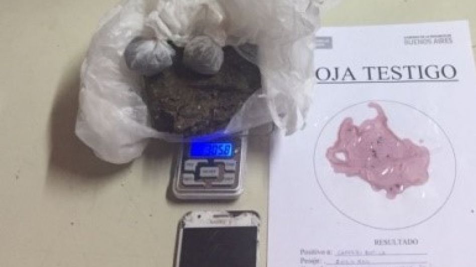 Los elementos incautados en poder de la mujer que ahora está detenida: un trozo compacto de marihuana, dos pequeños envoltorios que contenían esa misma sustancia vegetal y un teléfono celular.