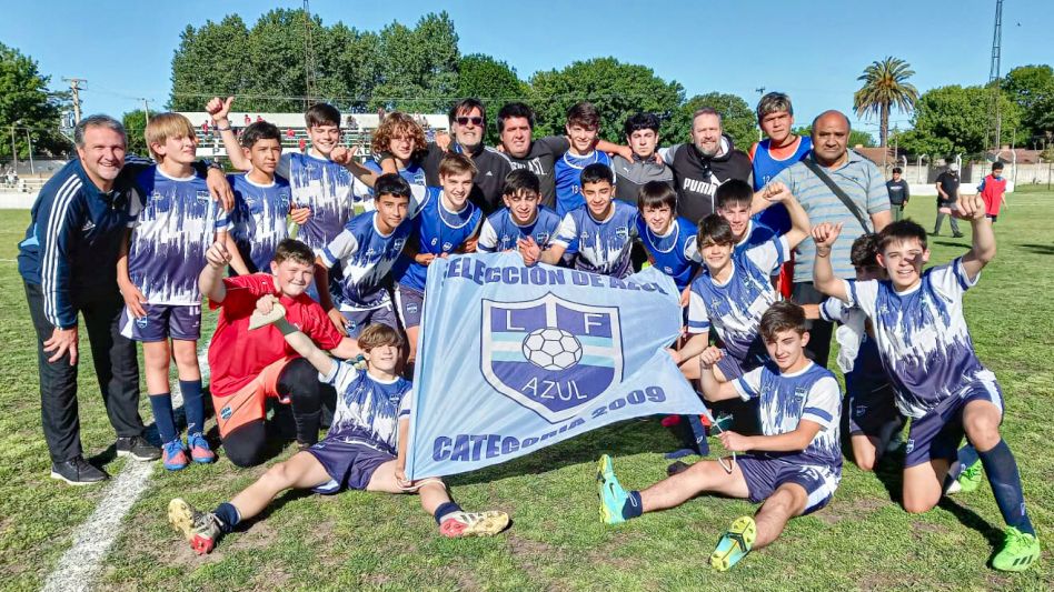 El festejo azuleño. El combinado local jugará el encuentro definitorio del certamen que regula la Federación de Fútbol Bonaerense Pampea (FFBP).