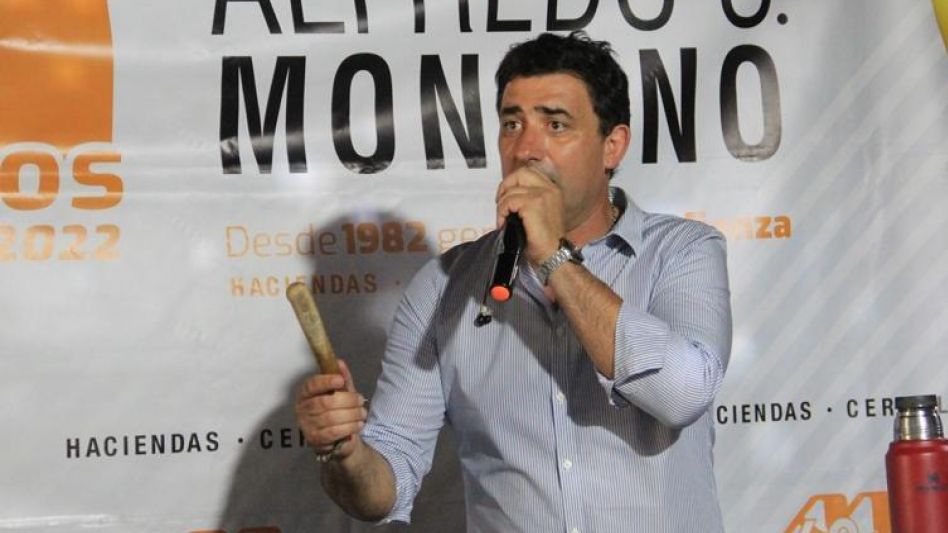 El martillero Roberto Mondino al frente del remate televisado desde Necochea.