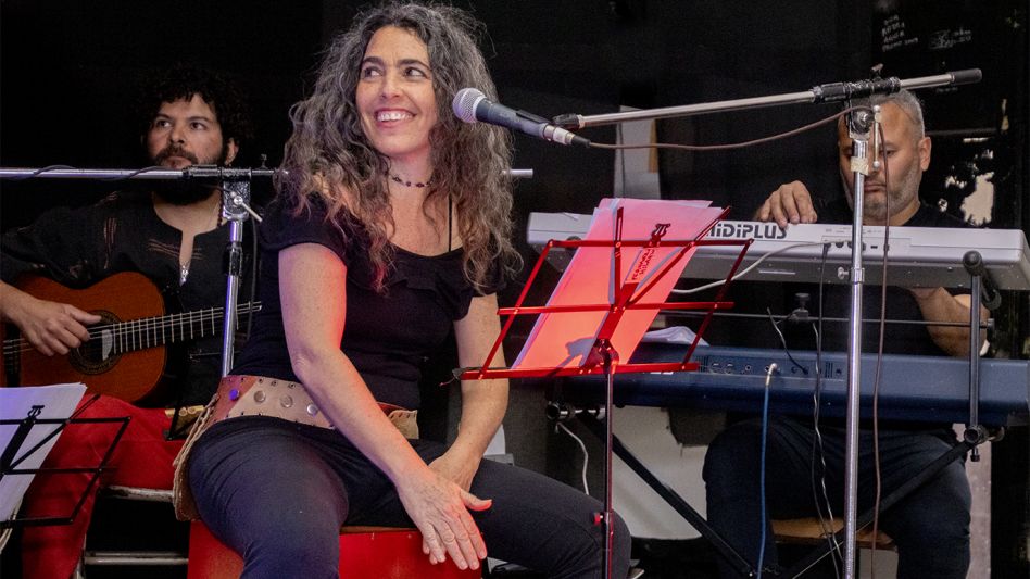  La artista mexicana Estusha Grimberg participó con Victoria Assinato en la Escuela Normal. PRENSA MUNICIPAL/LUCAS TEDESCO