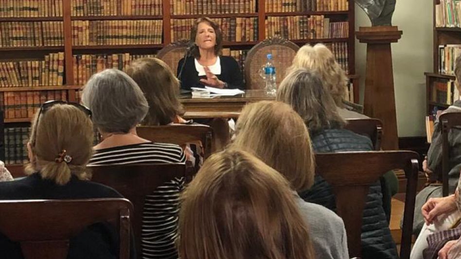 El primero de los días en la Biblioteca Ronco, la profesora Raquel González Bonorino brindó una charla acerca de la tarea intertextual frecuente en la obra de Jorge Luis Borges.