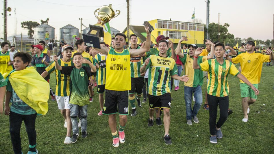 Los jugadores de Piazza festejando el triunfo en la final del Torneo Clausura de 2017. Foto: ARCHIVO/NICOLÁS MURCIA
