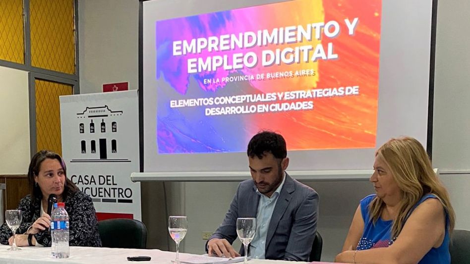 Franco Luchina, junto a la senadora Mandagarán y la concejala Crisafulli, durante el encuentro realizado en Azul.
