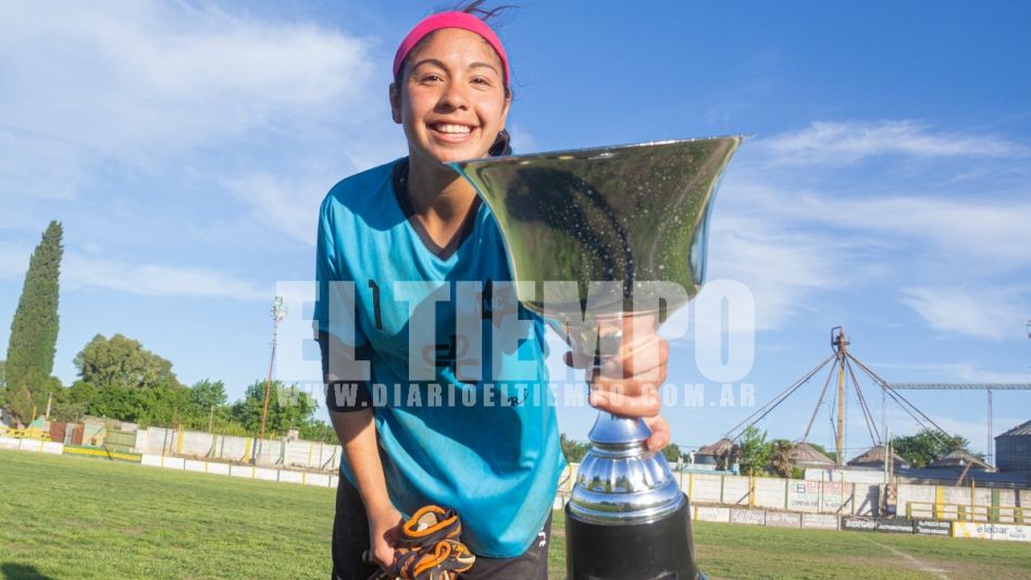 Lourdes Borda levanta la copa de campeón. La arquera de Athletic, con dos atajadas, fue la figura en la definición por penales.