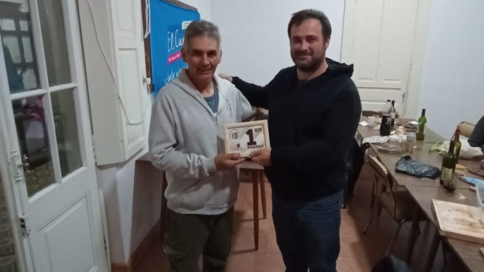 Eduardo Davis ganador del ?Códice?, recibe el premio de manos del tesorero de la entidad, Enrique Martorano.