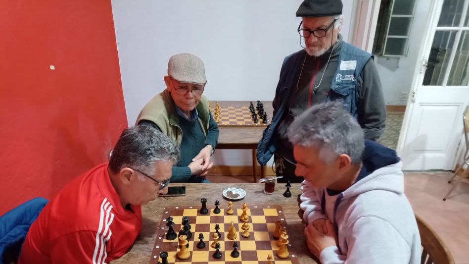 El campeón, Eduardo Davis (derecha), en su partida con Walter Sobrino. 