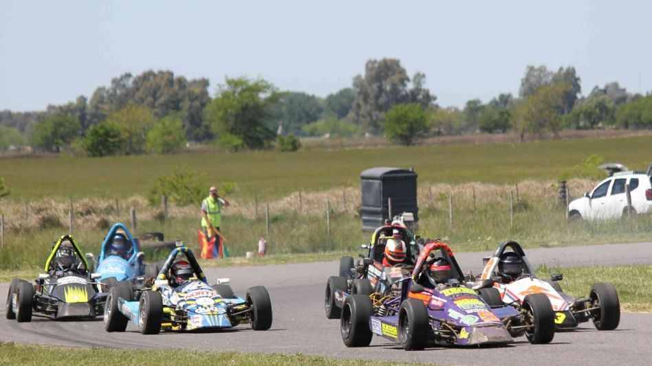 Pasó de todo en el AMCA durante la novena fecha de las categorías del Centro: una coronación anticipada, exclusiones y una competencia detenida en varias ocasiones. Foto: gentileza JLD.