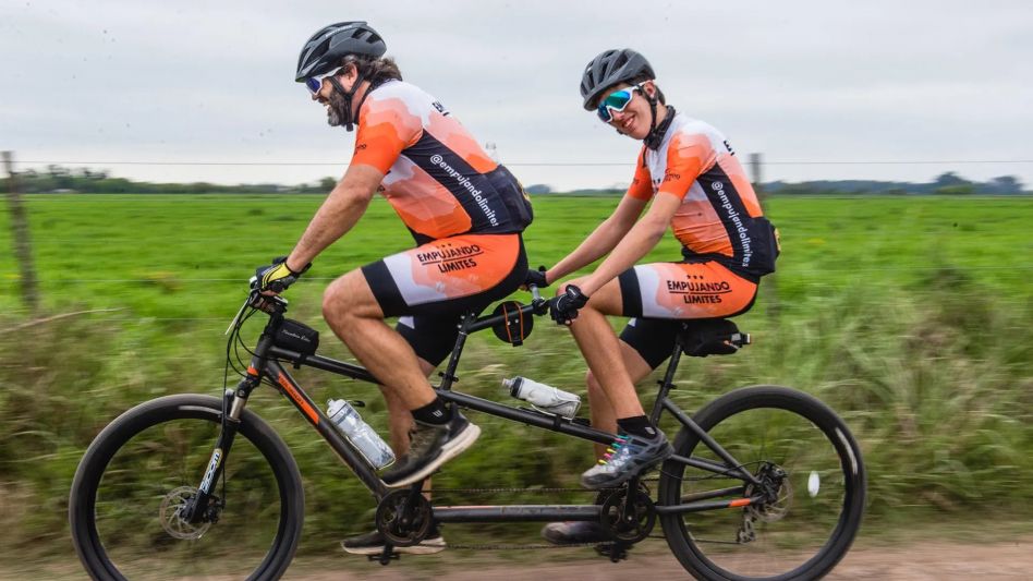 Juan y su hijo Santiago a puro pedal. En septiembre de este año juntos hicieron el Camino de Santiago de Compostela. FOTO: LA NACIÓN