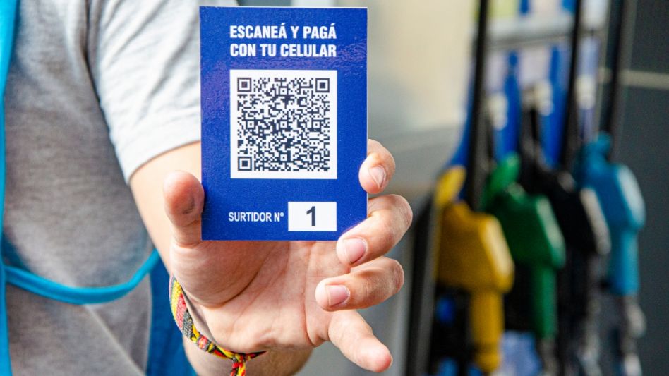 Las estaciones de servicio comienzan a adaptarse a la modificación establecida para el pago con código QR. FOTO: NACHO CORREA