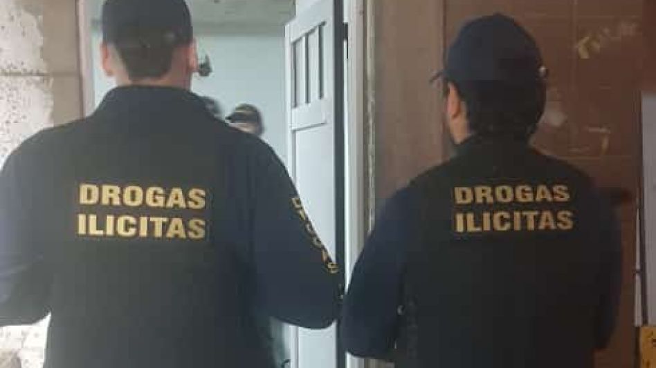 Agentes policiales, durante la realización de este allanamiento.  DROGAS ILÍCITAS AZUL/PBA