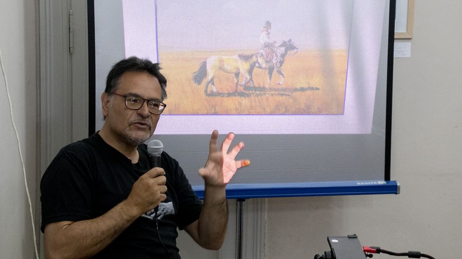 Facundo Gómez Romero ofreció una charla en el Museo Squirru, organizada por la Asociación Española de Socorros Mutuos. PRENSA MUNICIPAL/LUCAS TEDESCO   	