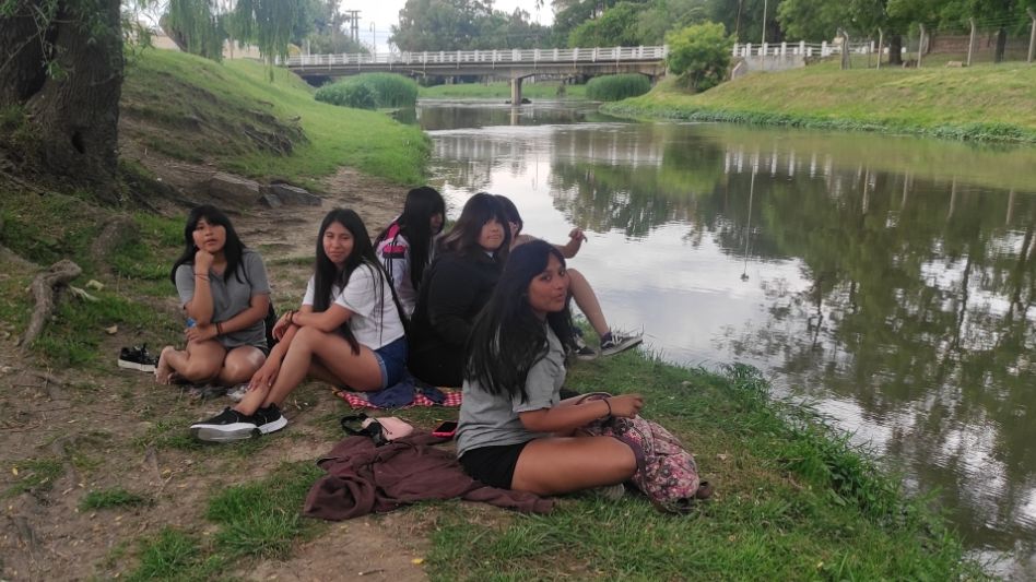 Los alumnos en la vera del arroyo para aplacar la temperatura y disfrutar de un paseo por Azul. FOTO:  LAURA MÉNDEZ