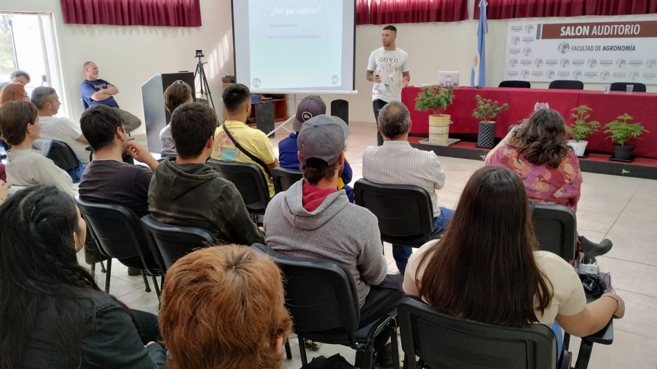 Un tramo del taller de cultivo que estuvo a cargo del vicepresidente de la Asociación Civil Cannabis Medicinal Azul, Ayrton Tucci. FOTO: PRENSA CONCEJO DELIBERANTE