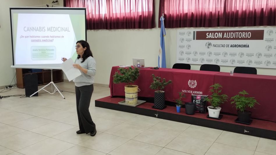 La abogada Paula Canevello expuso durante la jornada que se realizó ayer a la tarde en el salón auditorio de la Facultad de Agronomía sobre el Registro del Programa de Cannabis (REPROCANN).