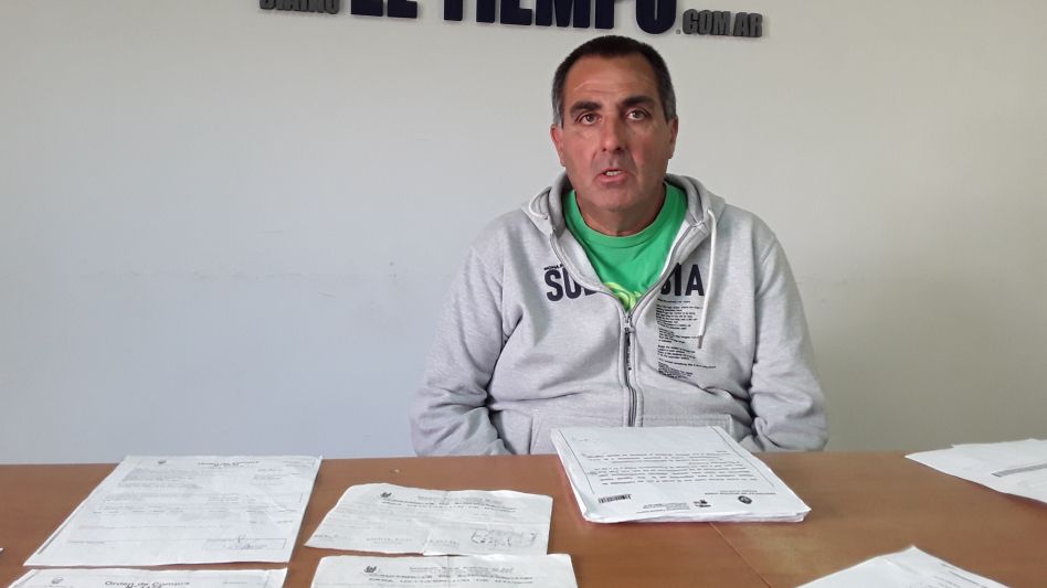 Gustavo Perrone ayer cuando visitó la redacción de diario EL TIEMPO y contó su derrotero. En la actualidad no tiene sus herramientas de trabajo y sobrevive haciendo changas. AGUSTÍN SCALCINI