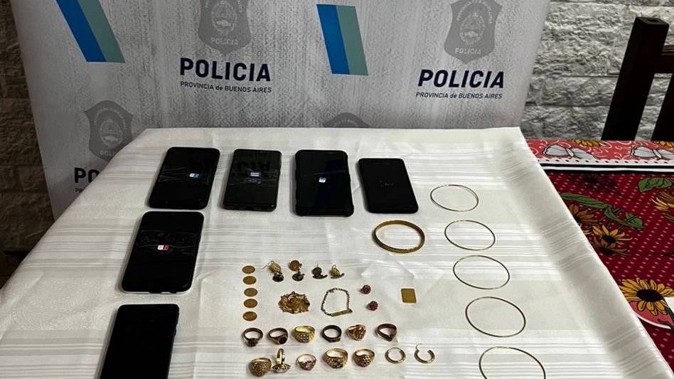 Teléfonos celulares y joyas. Los incautó personal policial en uno de los allanamientos realizados en el marco de la instrucción de este sumario penal.  DDI AZUL/PBA