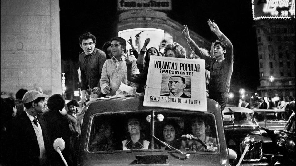 Los trabajadores peronistas celebran la vuelta de su conductor, el 17 de noviembre de 1972. Tras 18 años de exilio, Juan Domingo Perón regresaba al país.  FOTO SARA FACIO