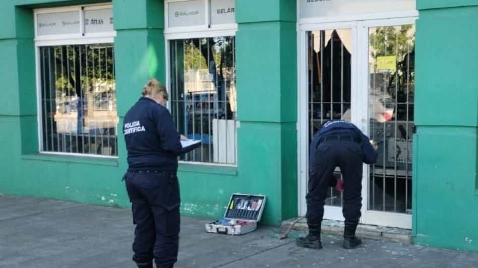 Peritos de Policía Científica, trabajando en el frente de 