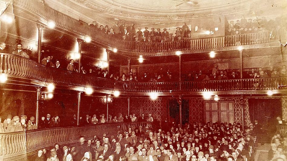 1927. Archivo personal. Sala con balaustrada y deterioro. Copia foto donada por Matilde Sabalza de una función donde asistieron sus padres.