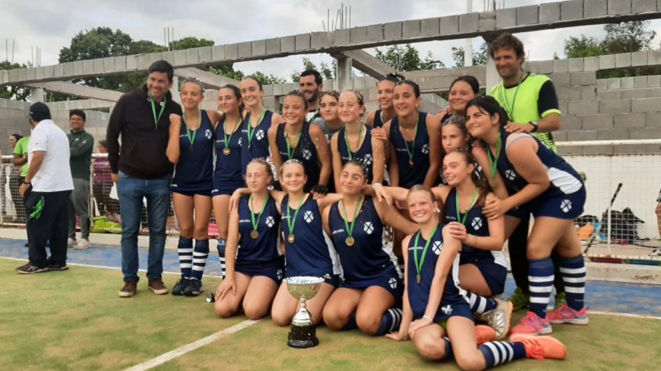 Las chicas de Remo que consiguieron el título de la Sub 14 de la Federación Tandilenses. 