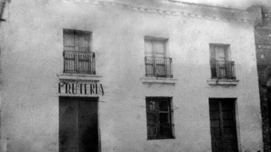 Antiguo registro fotográfico de la primera casa de alto de Azul (Circa 1900). Actualmente, casa patrimonial donde funciona el Museo Squirru. FOTO HEMEROTECA J.M. OYHANARTE DE AZUL