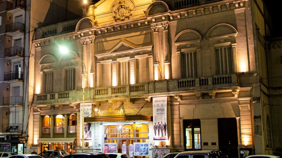El Teatro Español con su fachada iluminada. FOTO NACHO CORREA