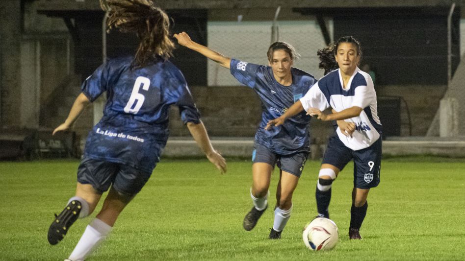 La selección de Azul le ganó a Lobos por 3 a 0, en el encuentro que se disputó en el Emilio S. Puente. NICOLÁS MURCIA