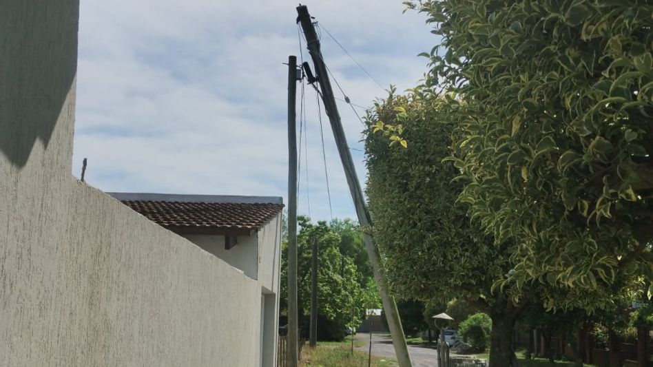 El peligroso poste de la empresa telefónica que genera preocupación en vecinos del barrio Cava Balneario.