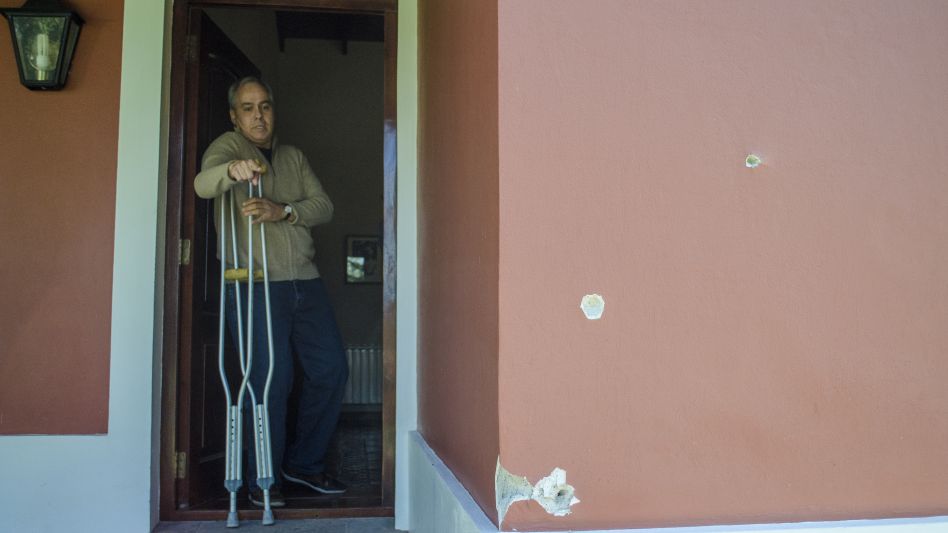 Días después a que resultara herido, Andrés Arla había recibido a EL TIEMPO en su casa para hablar sobre aquel violento intento de robo que sufriera junto con su esposa y su hija.   NACHO CORREA