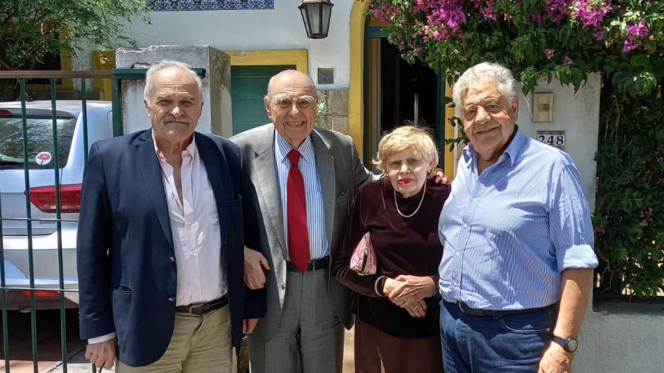 Luis Miralles, Julio María Sanguinetti, Griselda Pinto junto a su esposo Juan Antonio Portesi, durante la estadía en Uruguay para la presentación del libro Alfonsín visto por sus contemporáneos.