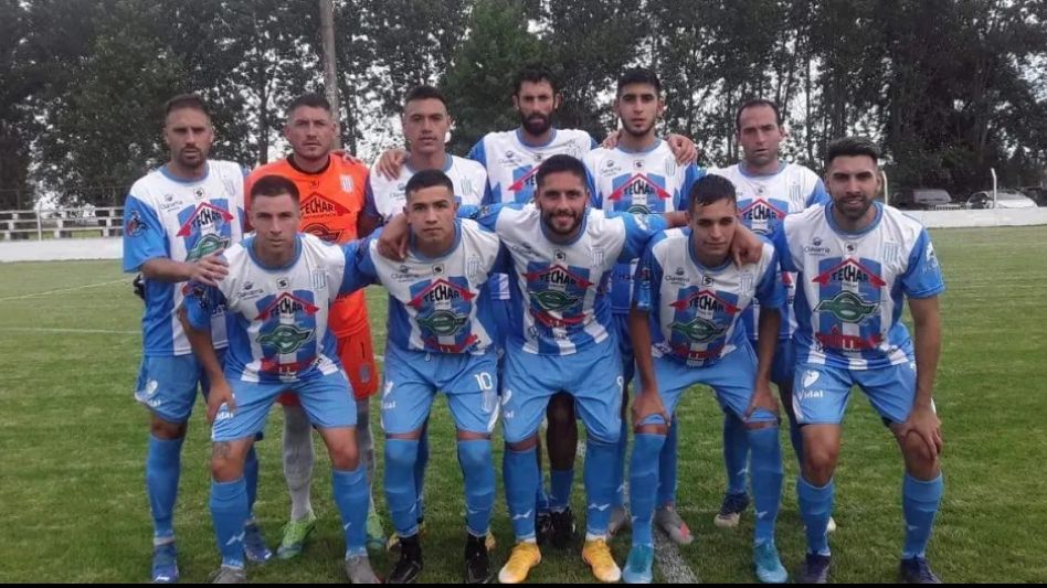 Ferro de Olavarría se quedó con el primer lugar de la zona 6. En el carbonero juegan los azuleños Gastón Borda, Luciano Sánchez y Brian Carrizo. GENTILEZA EL POPULAR MEDIOS.