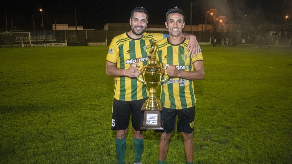 Esteban Valdez y Emilio Brienzo los capitanes de Piazza con la copa del campeón.   FOTOS NICOLÁS MURCIA