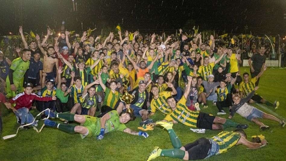 El plantel e hinchas festajan la conquista del ?villero? en el Torneo Clausura.