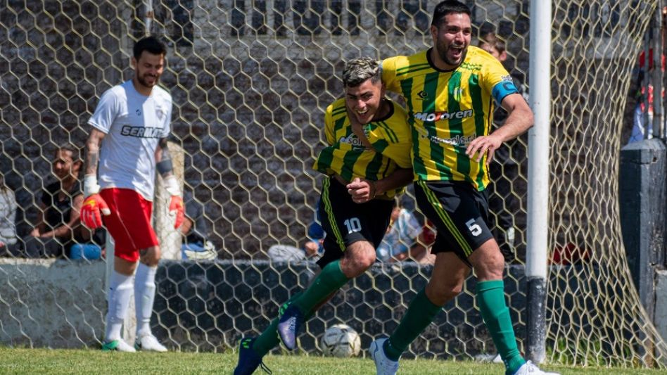 Ivan Martino celebra uno de los tantos en la victoria ante Chacarita por 3 a 0, en la segunda fecha.