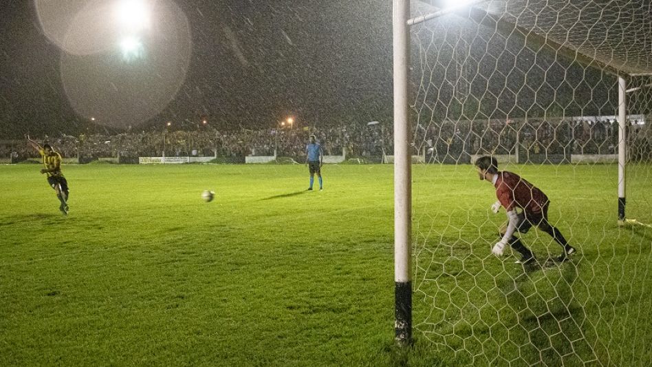 Lucas Laguna convierte el penal ante Alumni, que le dio el título a Sportivo Piazza.