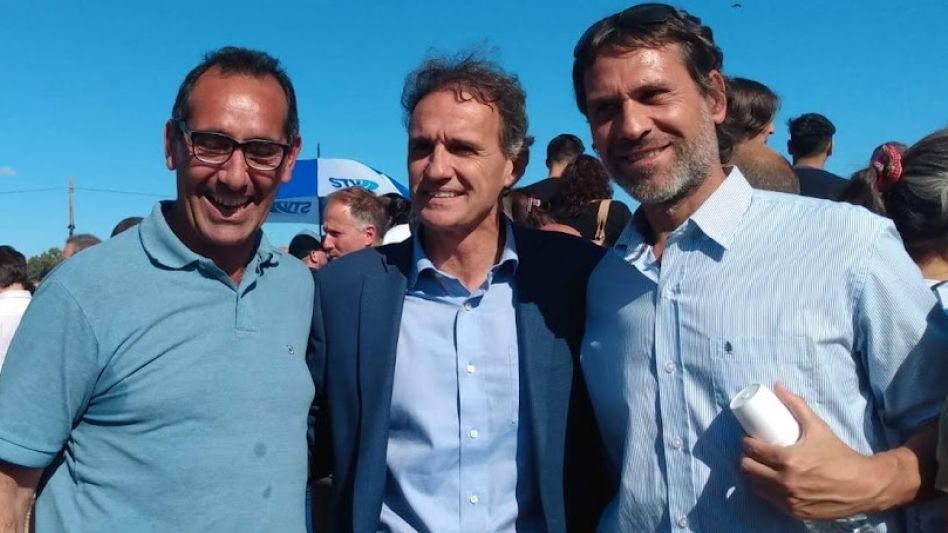 Nelson Sombra junto al ministro de Obras Públicas de la Nación, Gabriel Katopodis y al concejal azuleño Silvio Santillán. PRENSA/FRENTE DE TODOS