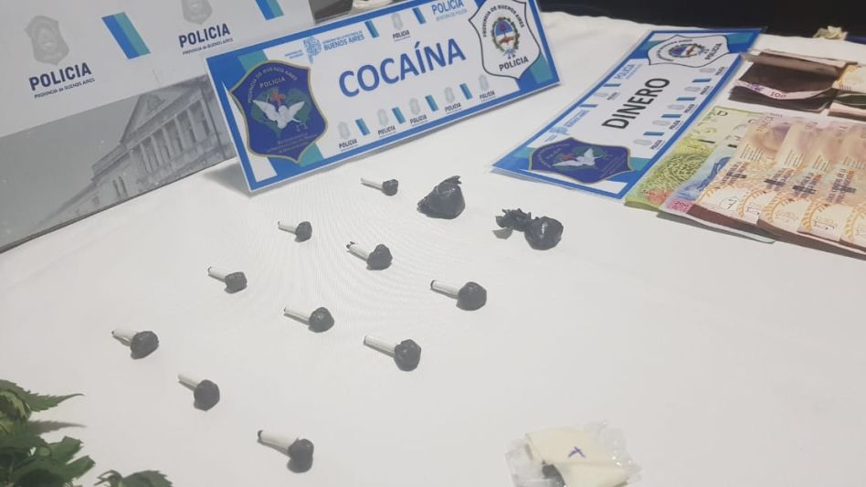Pequeñas dosis de cocaína y otros elementos vinculados con una infracción a la ley de estupefacientes.