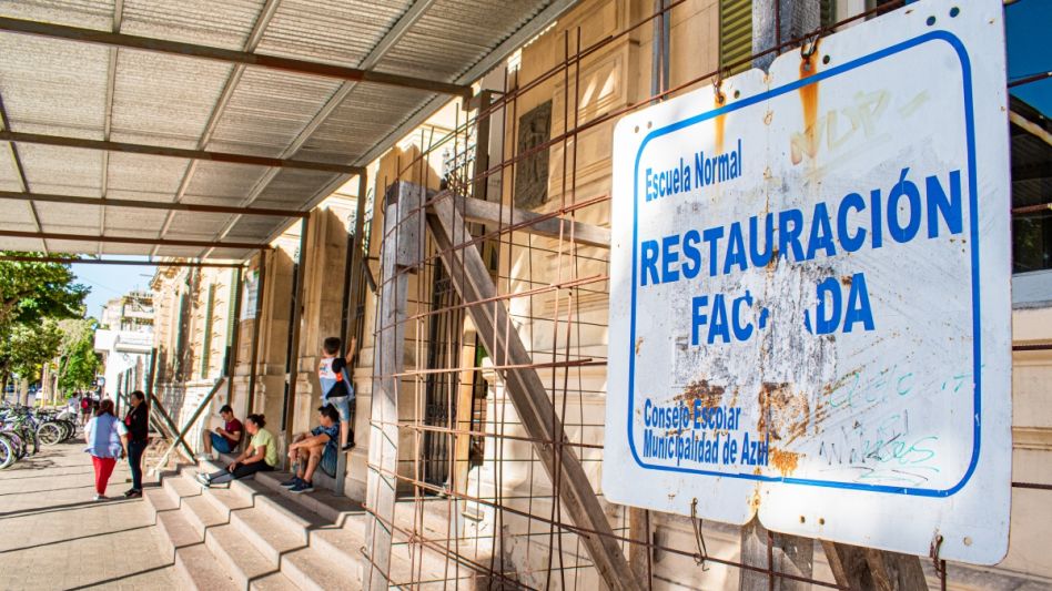 La fachada de la Escuela Normal de Azul, una de las tantas obras postergadas y que debían ejecutarse a través del Fondo Educativo. FOTO: NACHO CORREA