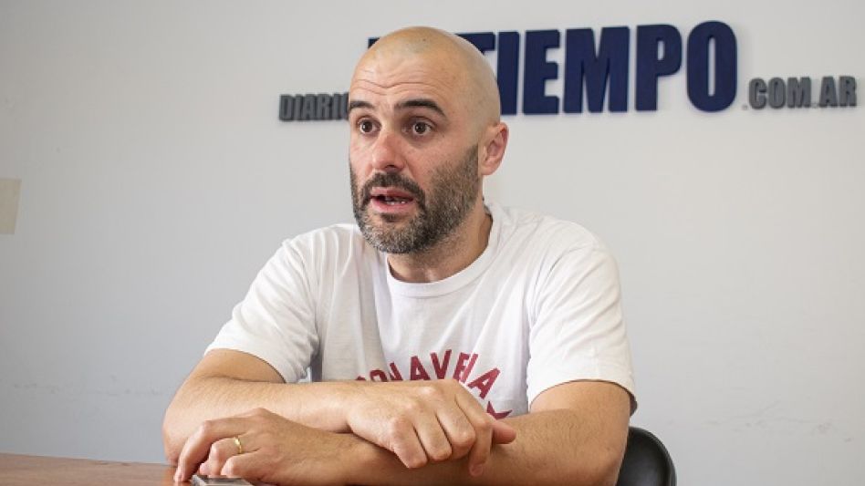 Juan José Zurro presentará mañana ?Boxeo azuleño; crónicas historias y testimonios?. Un libro que tiene que ver con el deporte y con la identidad de esta ciudad.    NACHO CORREA   