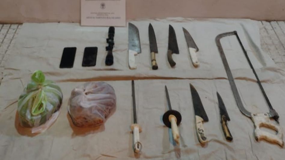 Los elementos incautados por personal policial durante el allanamiento realizado ayer. FOTOS: EPDS AZUL/PBA
