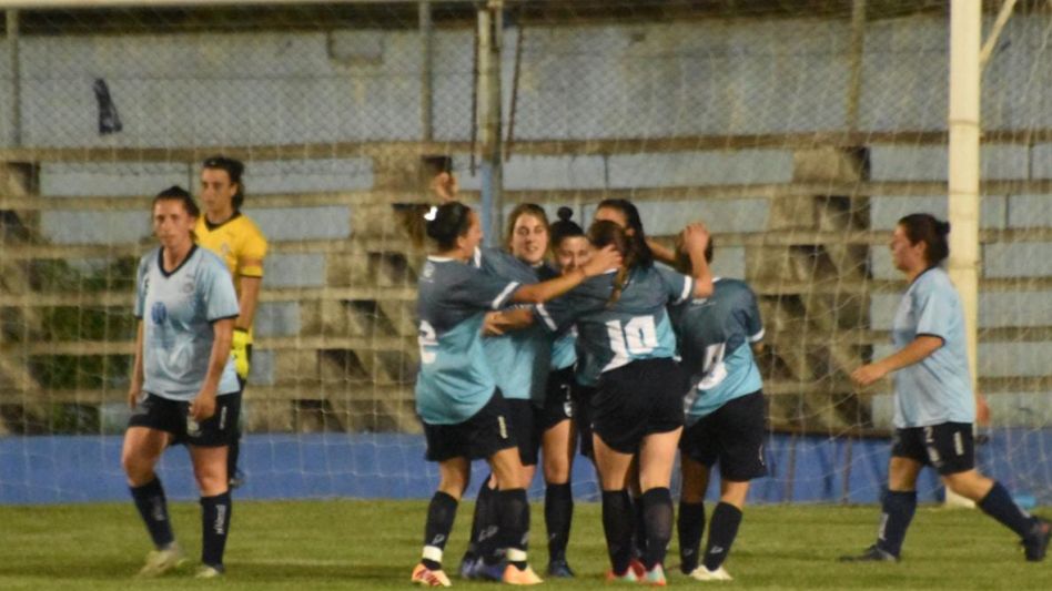 Las chicas de Azul celebran el tanto convertido por Florencia Molina. La Selección de la LFA iguala en 1 en su visita a su similar a Olavarría. GENTILEZA ANDRÉS AROUXET