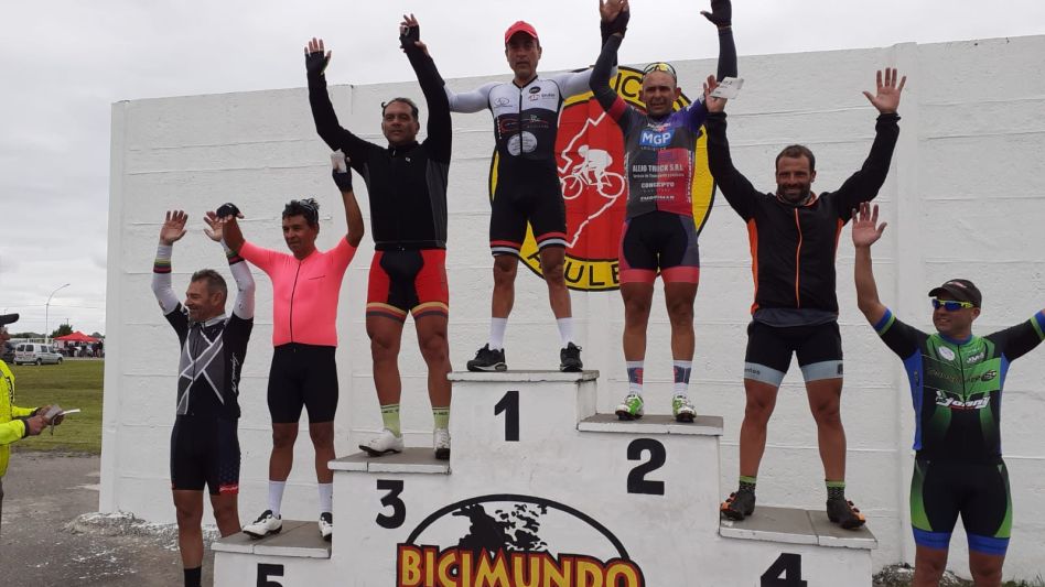 El cachariense Roberto Rusciolelli terminó en el tercer lugar en la categoría Master B, en el Gran Premio Sindicato Obrero de la Cerámica. FACEBOOK SERGIO VÁZQUEZ.
