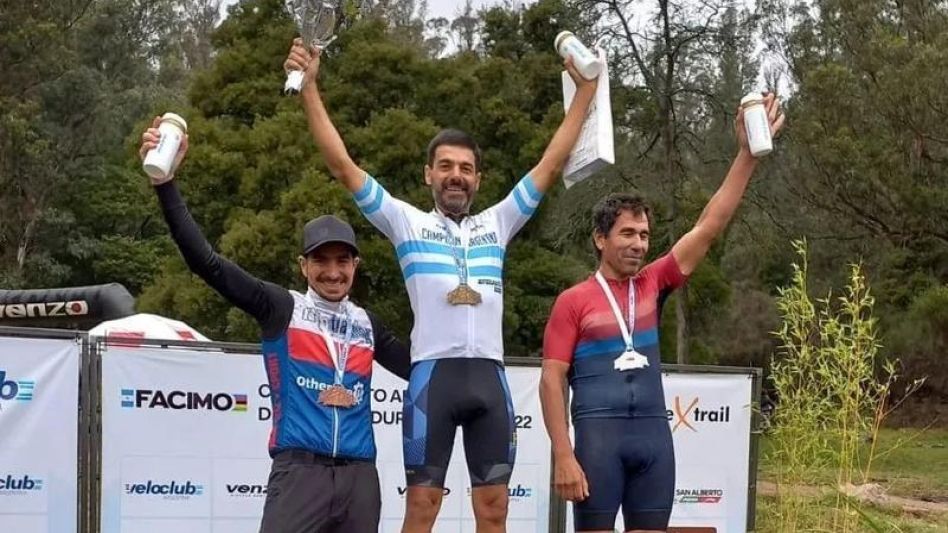 Ramiro Sottile en lo más alto del podio. El pedalista azuleño se consagró Campeón Argentino en Balcarce. FACEBOOK RAMIRO SOTTILE.